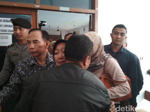 Eks Walkot Cimahi Atty Suharti Menangis Usai Divonis 4 Tahun Bui