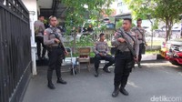Sebagaimana pada hari pada umumnya, kantor Balai Kota Tegal dijaga polisi. (Imam Suripto)