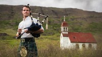 Tentunya dia juga memanfaatkan skill-nya bermain bagpipe. Tak jarang Jennings menawarkan jasa bermain bagpipe di restoran atau hotel, lalu sebagai gantinya ia mendapat penginapan gratis (thefirstpiper/Instagram)