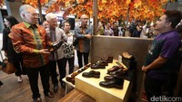 Menteri Perdagangan Enggartiasto Lukita  melihat stand usai membuka Pasar Kreasi Indonesia di Plaza Indonesia, Jakarta, Rabu (30/8/2017).