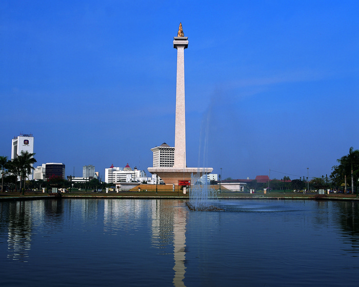 Monas merupakan sebuah tugu peringatan kegigihan rakyat Indonesia melawan kolonialisme Hindia Belanda.
