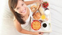 Kesalahan pada sarapan juga bisa memperlambat metabolisme tubuh. Saat sarapan, memilih makanan yang tinggi karbohidrat lebih baik daripada tinggi protein karena kita membutuhkan energi untuk menjalankan aktivitas sehari-hari. Jika terlalu banyak protein, maka akan sulit tercerna dan menyebabkan metabolisme melambat. Foto: iStock