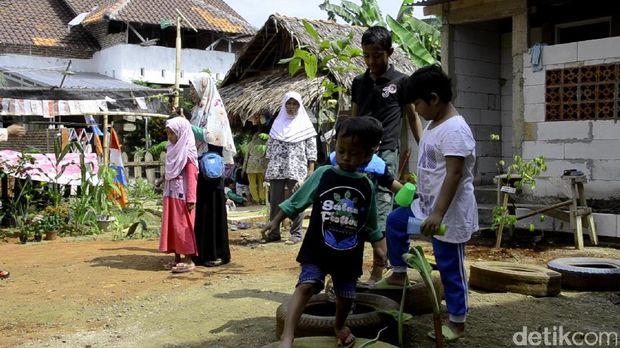 Anak murid di sekolah ini tak mengenakan seragam. 