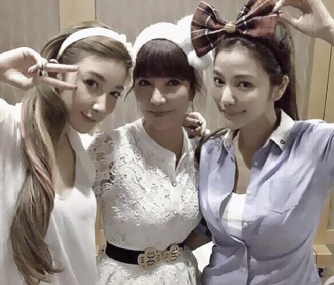 Nama Lure Hsu (foto kanan) sempat jadi viral karena memiliki wajah awet muda di usia 41. Kecantikan dan awet mudanya ternyata datang dari gen. Sang ibu (foto di tengah) sudah berusia 63 tahun namun seperti adik-kakak dengan anak-anaknya. Di foto kiri adalah adik Lure Hsu yang berusia 36 tahun.