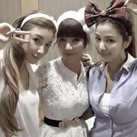 Nama Lure Hsu (foto kanan) sempat jadi viral karena memiliki wajah awet muda di usia 41. Kecantikan dan awet mudanya ternyata datang dari gen. Sang ibu (foto di tengah) sudah berusia 63 tahun namun seperti adik-kakak dengan anak-anaknya. Di foto kiri adalah adik Lure Hsu yang berusia 36 tahun.