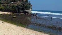 Pantai Indrayanti ini merupakan pantai di Gunungkidul yang panoramanya seperti pantai-pantaidi Bali, Pihak pengelola mennyediakan payung-payung untuk bersantai. Asyik! (Anam Hady Nugroho/dTraveler)