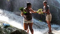 Erzulie merupakan dewi yang dihormati masyarakat Haiti. Konon, ia tinggal di air terjun Saut-dEau, yang menjadi alasan mengapa ritual dilaksanakan di sana (Reuters)