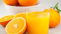 Sama seperti lemon dan jeruk nipis, jus jeruk tinggi asam bersifat pengempuk alami. Pastikan tidak menggunakan terlalu banyak karena justru membuat daging alot. Foto: Istimewa