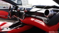 Akses masuk menuju bangku baris kedua memang hanya dengan pintu yang sama. Sebab mobil ini hanya memiliki dua pintu. Jadi, perlu sedikit effort untuk masuk ke bangku baris kedua dengan memajukan bangku baris pertama--yang sudah pakai sistem elektrik--sebelum masuk ke jok baris kedua.