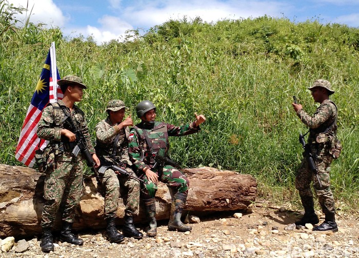 Patroli patok perbatasan TNI dan tentara Malaysia (Foto: Rachman Haryanto/detikcom) Patroli patok perbatasan TNI dan tentara Malaysia (Foto: Rachman Haryanto/detikcom)