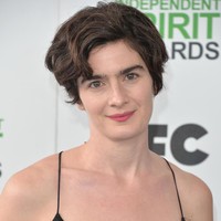 Gaby Hoffman tak hanya memakai jumpsuit strapless hitam yang berbulu, ketiaknya pun berhiaskan bulu alami. Foto: Getty Images