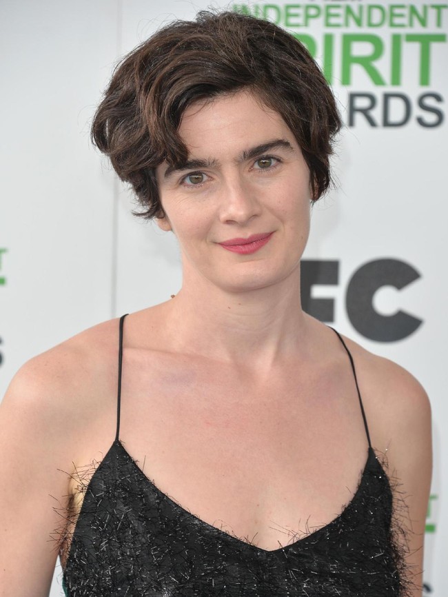 Gaby Hoffman tak hanya memakai jumpsuit strapless hitam yang berbulu, ketiaknya pun berhiaskan bulu alami. Foto: Getty Images