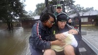 Bayi berusia 3 minggu berhasil dievakuasi menggunakan airboat akibat banjir yang dipicu badai Harvey di Houston, Texas.