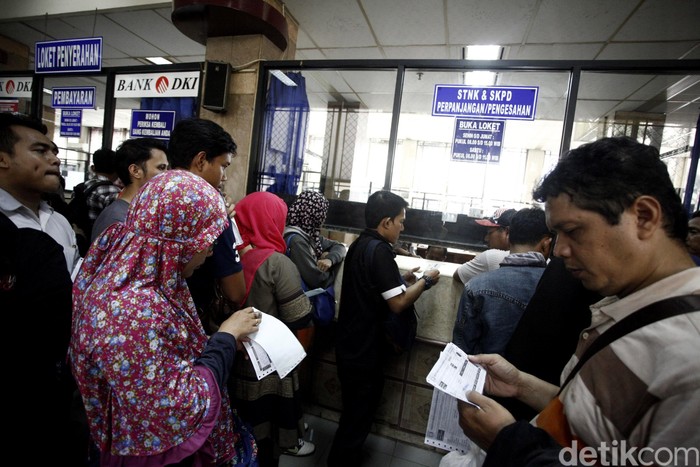 Pemprov DKI Jakarta memberikan waktu hingga 31 Agustus untuk penghapusan denda pajak. Jelang masa tenggat antrean warga terus mengular.