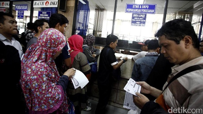 Pemprov DKI Jakarta memberikan waktu hingga 31 Agustus untuk penghapusan denda pajak. Jelang masa tenggat antrean warga terus mengular.