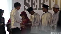Terkait tudingan pengibulan, Kementerian ATR/BPN menepisnya. Kabag Humas ATR Horison Mocodompit mengatakan pembagian sertifikat tanah oleh Jokowi tepat sasaran.(Foto: Jokowi bagikan sertifikat/Syahdan Alamsyah)