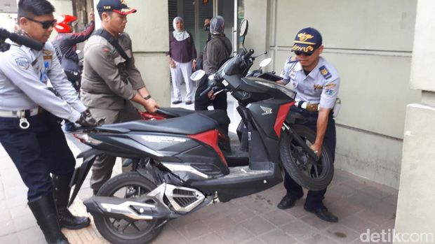 Satpol PP Tertibkan Trotoar di Gambir