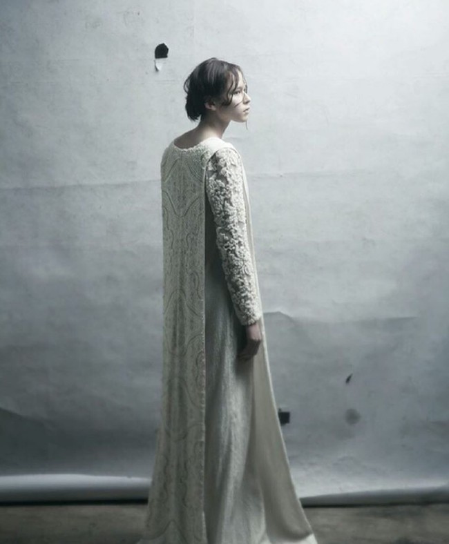 Satu lagi desainer yang menonjolkan keindahan detail pada garis rancang minimalis yang memperlihatkan kualitas, adalah Sapto Djojokartiko. Walau tampak sederhana, namun selalu terselip detail yang menjadikan gaun rancangan Sapto tampil penuh statement. Salah satunya, gaun ini akan membuat penyanyi Kali Kedua menjadi sorotan di hari besarnya.