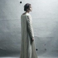 Satu lagi desainer yang menonjolkan keindahan detail pada garis rancang minimalis yang memperlihatkan kualitas, adalah Sapto Djojokartiko. Walau tampak sederhana, namun selalu terselip detail yang menjadikan gaun rancangan Sapto tampil penuh statement. Salah satunya, gaun ini akan membuat penyanyi Kali Kedua menjadi sorotan di hari besarnya.