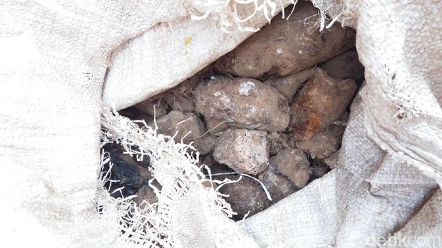 Sampah yang dibuang ke sungai / 