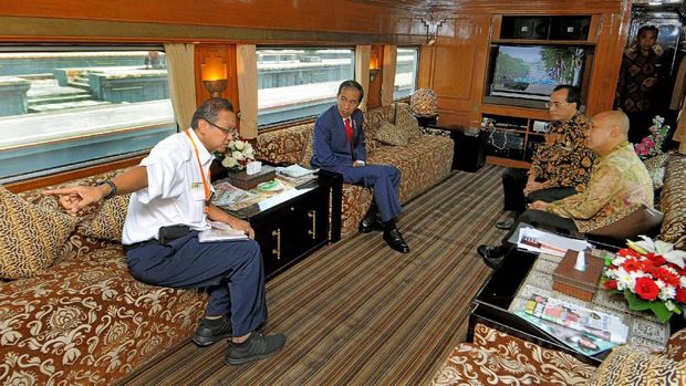Presiden Jokowi melakukan rapat membahas soal peningkatan kemampuan transportasi kereta api bersama Menteri Perhubungan Budi Karya Sumadi dan Kepala Staf Presiden Teten Masduki  serta Direktur Utama PT KAI Edi Sukmoro.