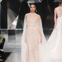 Gaun dengan tambahan ornamen cape rancangan Hian Tjen terkesan begitu romantis namun unik dan mencuri atensi layaknya karakter sang penyanyi yang feminin dan penuh kejutan.