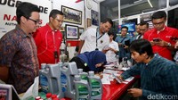 Seorang pelanggan saat mencoba menukarkan Telkomsel POIN dengan 3 liter oli Fastron.