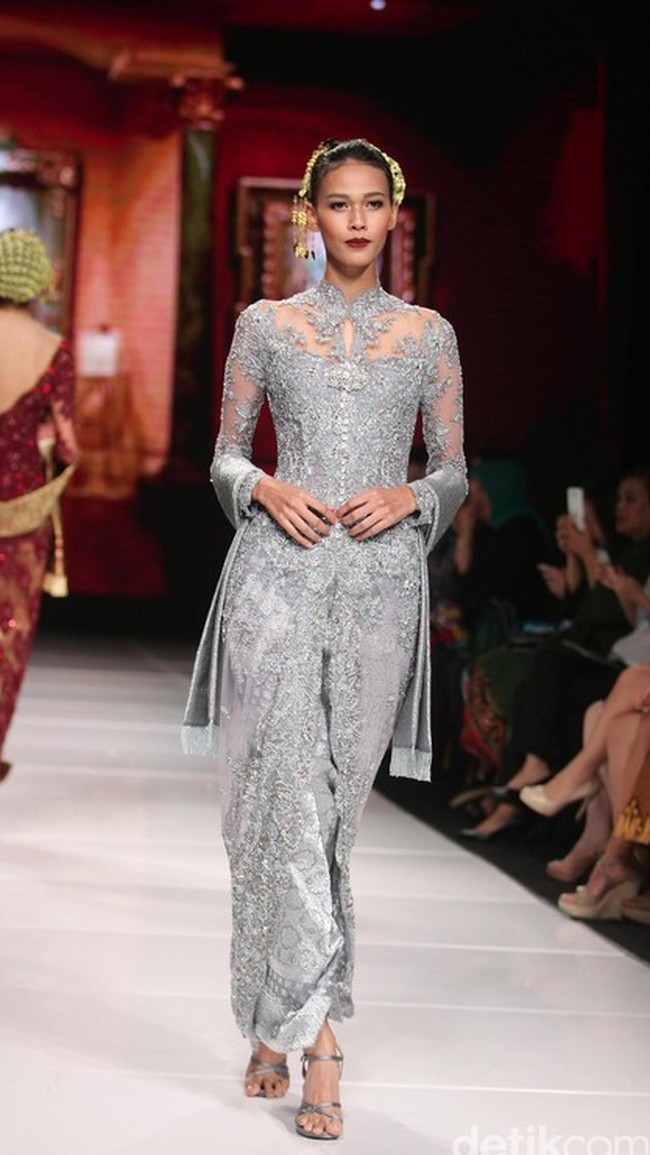 Kebaya rancangan Vera Anggraini selalu sukses mengeluarkan kecantikan Raisa yang khas Indonesia. Di hari lamaran dengan Hamish, kebaya pink penuh payet dan manik jadi pilihan Raisa. Tak menutup kemungkinan bila dia akan memilih kebaya dengan warna yang lebih lembut untuk prosesi akad nikah.