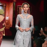 Kebaya rancangan Vera Anggraini selalu sukses mengeluarkan kecantikan Raisa yang khas Indonesia. Di hari lamaran dengan Hamish, kebaya pink penuh payet dan manik jadi pilihan Raisa. Tak menutup kemungkinan bila dia akan memilih kebaya dengan warna yang lebih lembut untuk prosesi akad nikah.