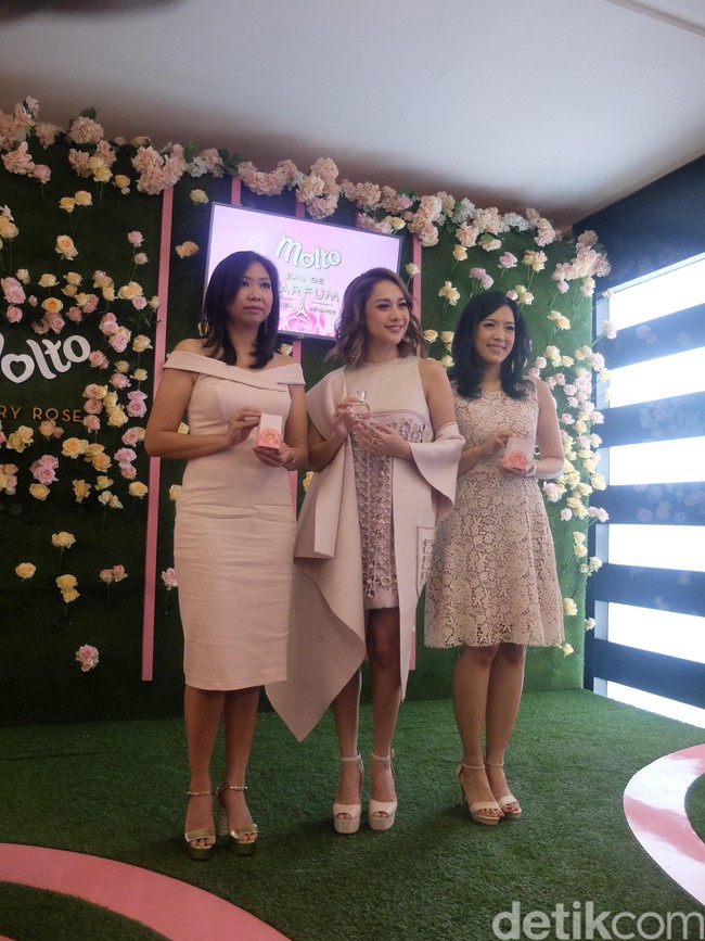 Istri dari aktor Ashraf Sinclair itu pun mengatakan jika dirinya cukup konvensional dalam berbagai hal, termasuk parfum. Namun tidak untuk urusan fashion. Ia berani mengeksplor fashion namun harus tetap ada benang merah sebagai ciri khas. Foto: Rahmi Anjani/Wolipop