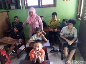 Eko, Perempuan Luar Biasa yang Mengabdi untuk Anak-anak Luar Biasa