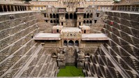 Sumur unik ini bernama Chand Baori. Berada di wilayah Abhaneri, 77 Km dari Kota Jaipur, India (CNN Travel)