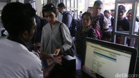 Pengecekan tiket oleh petugas.