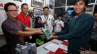 Usai menukarkan poin pelanggan tersebut bisa membawa pulang 3 liter oli Fastron.