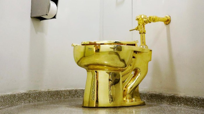 Di sebuah museum di Amerika, terdapat toilet berlapis emas 18 karat.