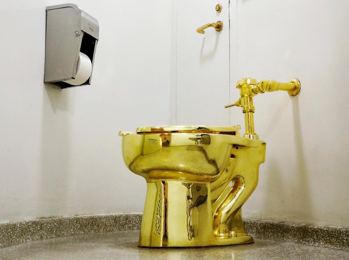 Di sebuah museum di Amerika, terdapat toilet berlapis emas 18 karat.