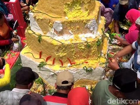 Warga berebut tumpeng/