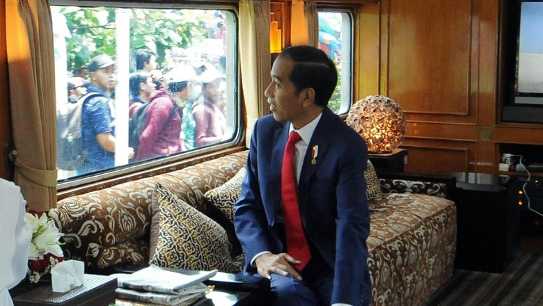 Hasil gambar untuk jokowi kereta