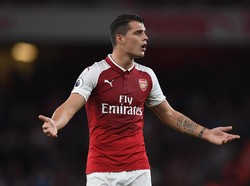 Granit Xhaka masih perlu membuktian meski mampu mencetak 7 assist di liga musim lalu. Gelandang Swiss itu dibeli Arsenal senilai 35 juta pound pada 2016 tapi sering kali bertindak ceroboh sehingga wasit pun tak segan mengeluarkan kartu merah. (Foto: Shaun Botterill/Getty Images)