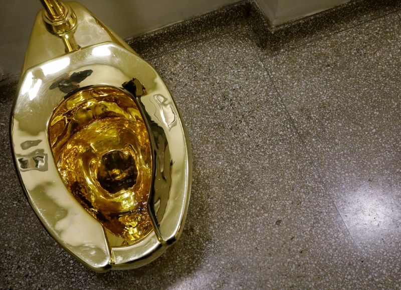 Di sebuah museum di Amerika, terdapat toilet berlapis emas 18 karat.