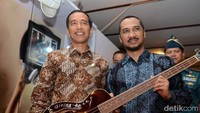 Jokowi melaporkan gitar bass itu ke KPK. KPK lalu menyatakan alat musik itu sebagai milik negara. Sebab pemberian gitar bass itu berkaitan dengan jabatan Jokowi sebagai gubernur. (Foto: Dok. Detikcom)