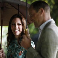 Gaun dengan detail karet di bagian pinggang dan pergelangan tangan tersebut dijual dengan harga retail 1.420 pounds atau setara dengan Rp 24 juta.