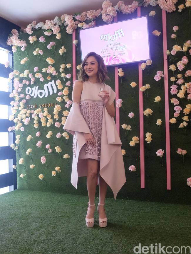 Dalam acara yang diselenggarakan di Sephora Plaza Indonesia, Jakarta Pusat, (30/7/2017), BCL memakai dress pink muda tanpa lengan. Di busananya terlihat detail cutout berbentuk bunga. Dress tersebut dipadukan dengan outerwear dan high heels berwarna serupa. Foto: Rahmi Anjani/Wolipop