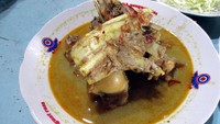 Di Warung Pak Meyet, Anda bisa coba gule balung yang sedap. Warung makan sederhana di Yogyakarta ini berisi potongan tulang paha dan iga kambing dengan balutan daging tipis. Foto: dok. detikFood/Istimewa