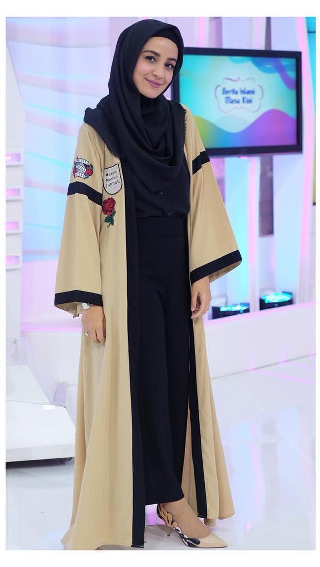 Jika ingin tampil menggunakan jilbab menutup dada bisa tiru gaya hijab Shireen Sungkar yang satu ini. Istri Teuku Wisnu itu tampil stylish dalam padu padan hijab sederhana warna hitam dilengkapi long outerwear berpotongan longgar untuk sholat Idul Adha. Foto: Dok. Instagram