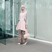 Tampil super stylish dengan potongan celana palazzo bercorak ala Natasha Rizki. Perpaduan warna yang dipakai Natasha Rizki juga terlihat serasi dan seimbang. Bisa diterapkan untuk sholat Ied. Foto: Dok. Instagram
