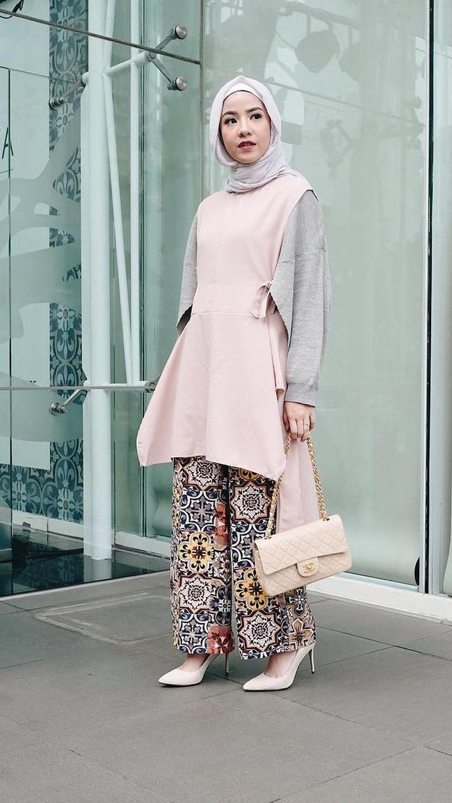 Tampil super stylish dengan potongan celana palazzo bercorak ala Natasha Rizki. Perpaduan warna yang dipakai Natasha Rizki juga terlihat serasi dan seimbang. Bisa diterapkan untuk sholat Ied. Foto: Dok. Instagram