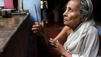 Bagi yang menolak, seorang janda akan dikucilkan oleh keluarga dan kehilangan hak untuk berpartisipasi dalam kegiatan agama. Oleh sebab itu, tak sedikit yang pergi dari rumah (BBC Travel)