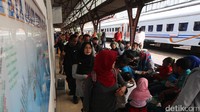 Stasiun Pasar Senen yang menyalani kereta ekonomi jadi tempat warga memulai perjalanan.