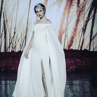 Rancangan Ivan Gunawan bisa jadi pilihan bila ingin tampil mewah di hari pernikahan. Untuk Raisa, gaun off the shoulder dengan tambahan cape megah berikut akan membuat ia tampil mempesona.